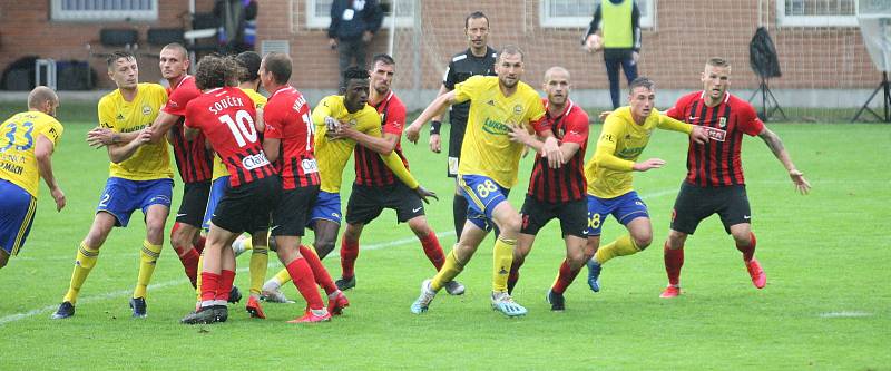 Fotbalisté Fastavu Zlín (ve žlutém) v úvodním kole Fortunba:ligy skupiny o záchranu hostili Slerzský FC Opava.