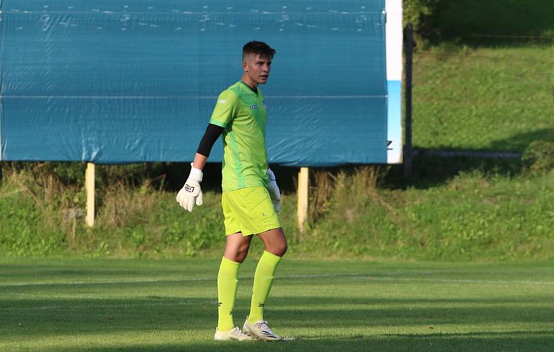 Dvizní fotbalisté Slavičína (v modrém) v rámci středečního 1. kola MOL Cupu doma vyřadili třetiligový Frýdek-Místek v prodloužení 3:2. Foto: pro Deník/Jan Zahnaš