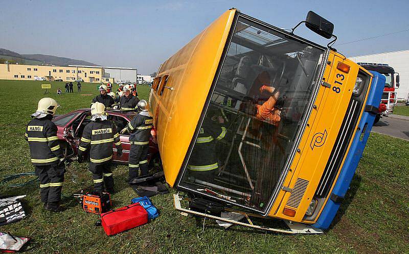 Srážka autobusu s osobním autem ve zlínské místní části Příluky. Ve voze cestovali lidé. Takové hlášení dostali operátoři tísňové linky hasičů v pondělí 19. dubna krátce po desáté dopoledne.