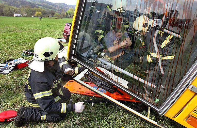 Srážka autobusu s osobním autem ve zlínské místní části Příluky. Ve voze cestovali lidé. Takové hlášení dostali operátoři tísňové linky hasičů v pondělí 19. dubna krátce po desáté dopoledne.