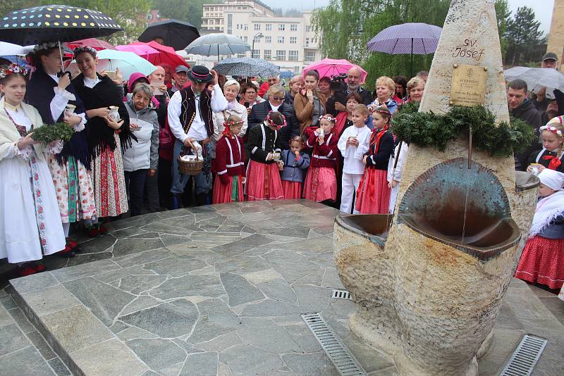 Žehnání pramenům. „Jde o děkovnou modlitbu, že v tomto kraji, našem městě i farnosti jsou léčivé prameny,“ vysvětlil farář Hubert Wojcik.