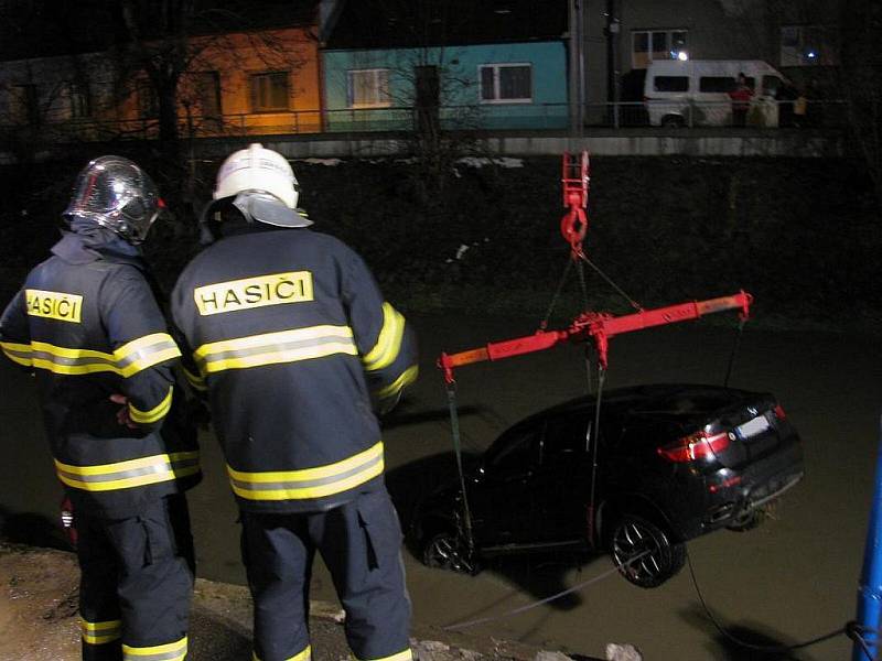 Nejenom hustá mlha, ale i kluzké silnice měly za následek sérii havárií ve Zlínském kraji. Jenom ve středu 8. prosince a ve čtvrtek 9. prosince ráno zasahovali hasiči u sedmi případů. Dva vozy skončily v řece. V jednom případě šlo o luxusní BMW X6. 