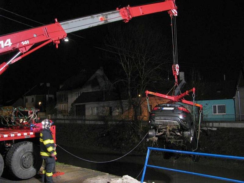 Nejenom hustá mlha, ale i kluzké silnice měly za následek sérii havárií ve Zlínském kraji. Jenom ve středu 8. prosince a ve čtvrtek 9. prosince ráno zasahovali hasiči u sedmi případů. Dva vozy skončily v řece. V jednom případě šlo o luxusní BMW X6. 