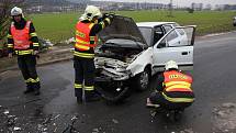 Nejenom hustá mlha, ale i kluzké silnice měly za následek sérii havárií ve Zlínském kraji. Jenom ve středu 8. prosince a ve čtvrtek 9. prosince ráno zasahovali hasiči u sedmi případů. Dva vozy skončily v řece. V jednom případě šlo o luxusní BMW X6. 