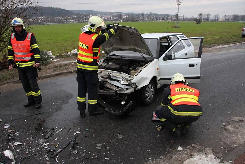 Nejenom hustá mlha, ale i kluzké silnice měly za následek sérii havárií ve Zlínském kraji. Jenom ve středu 8. prosince a ve čtvrtek 9. prosince ráno zasahovali hasiči u sedmi případů. Dva vozy skončily v řece. V jednom případě šlo o luxusní BMW X6. 