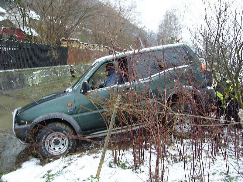 Nejenom hustá mlha, ale i kluzké silnice měly za následek sérii havárií ve Zlínském kraji. Jenom ve středu 8. prosince a ve čtvrtek 9. prosince ráno zasahovali hasiči u sedmi případů. Dva vozy skončily v řece. V jednom případě šlo o luxusní BMW X6. 