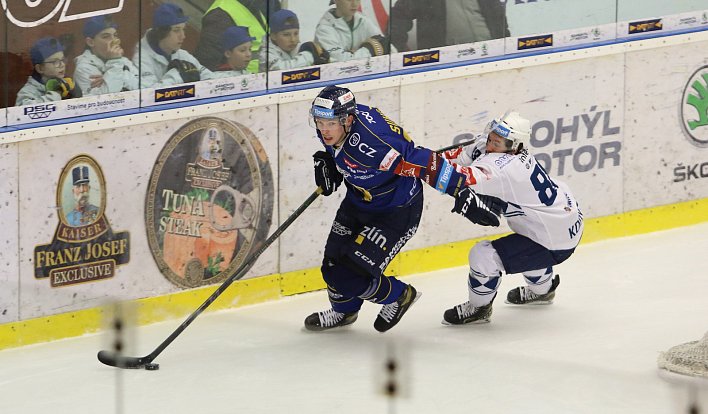 Hokejisté Zlína (modré dresy) v 58. kole Tipsport extraligy na Zimním stadionu Luďka Čajky vyzvali Plzeň.