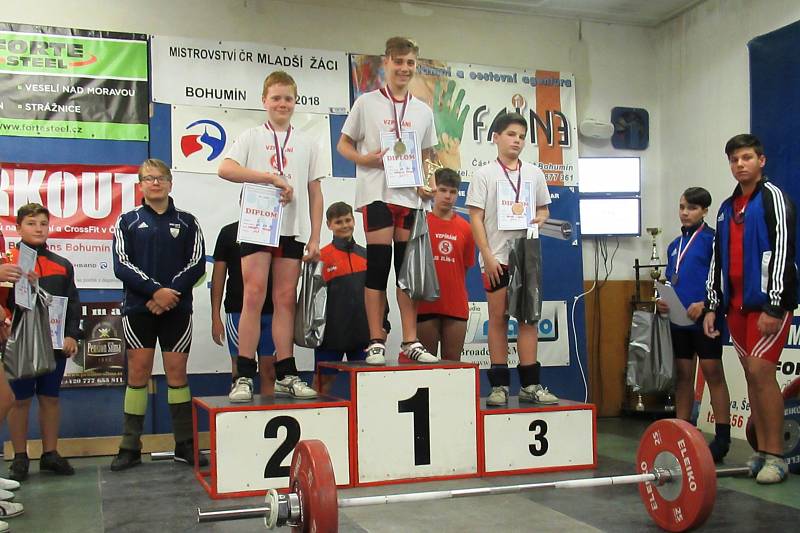 Vzpěrači SOKOLA Jižní svahy Zlín-5, letos září ve všech kategoriích. Hk. Do 62 kg, zleva V.Navráti, T.Frohlich a L.Janek