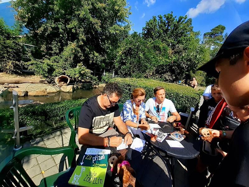 Ve zlínské zoo pokřtili v rámci 61. ročníku Zlín Film Festu Dana Morávková, Martin Dejdar a Roman Vojtek mláďata vydry obrovské. Dostala jména Vašík, Danuška a Janička.