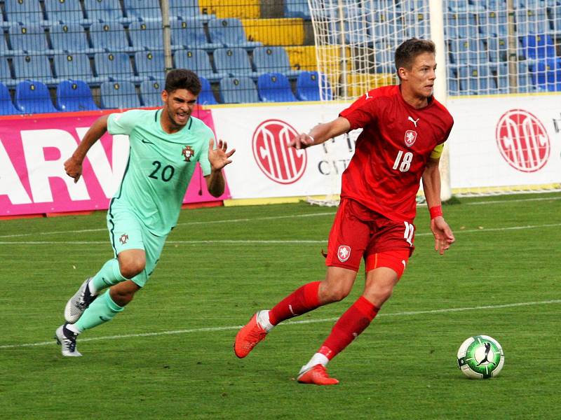 Česká fotbalová devatenáctka (červené dresy) remizovala v přípravném zápase s Portugalskem 0:0.