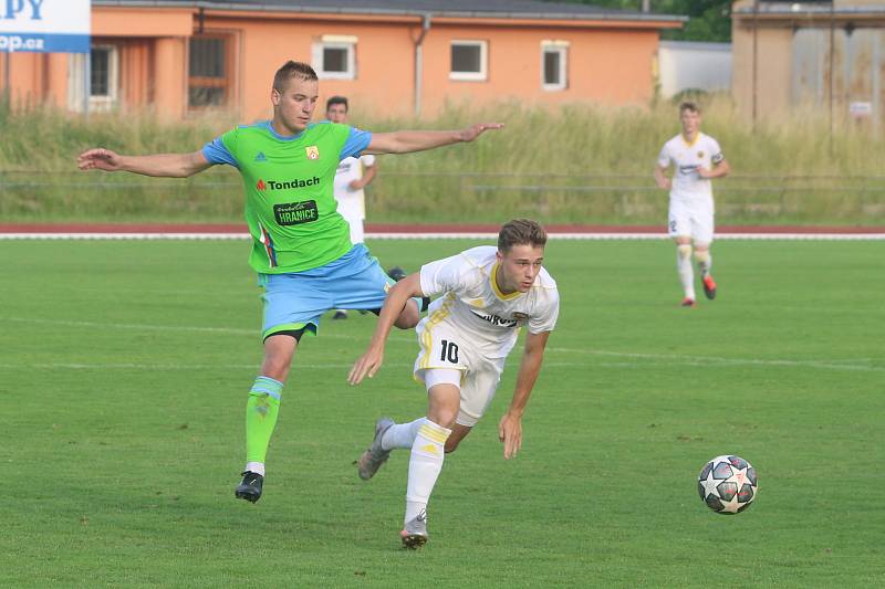 Fotbalisté Zlína B (bílé dresy) na úvod přípravy zvítězili a hřišti v Hranicích na Moravě 4:1.