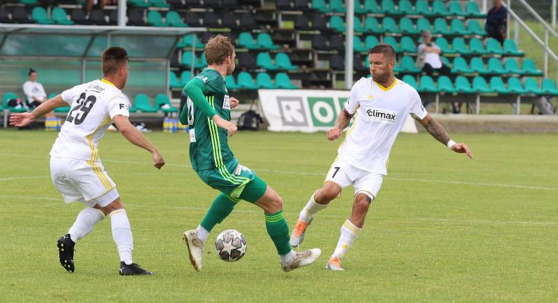 Fotbalisté Zlína (bílé dresy) v sobotním přípravném zápase zdolali domácí Karvinou 2:0.