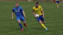 Sobotní třetiligové derby mezi Viktorií Otrokovice (modré dresy) a béčkem Fastavu Zlín skončilo výhrou domácího celku 2:0.