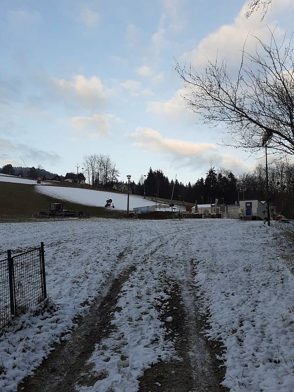 Skiareály ve Zlínském kraji praskaly o víkendu ve švech. Přesto si lidé zimní radovánky užili. Skiareál Trnava na Zlínsku.