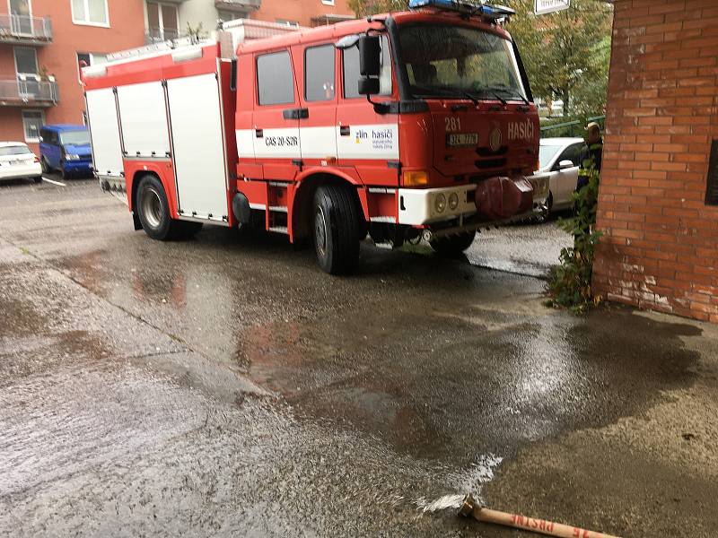 Vytrvalý déšť ve Zlínském kraji zaplavil cesty, zvedl hladiny řek. Zaplavené garáže Hony II ve Zlíně Jižních Svazích.