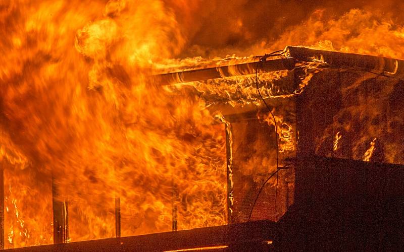 V areálu Toma v Otrokovicích hoří budova č. 43