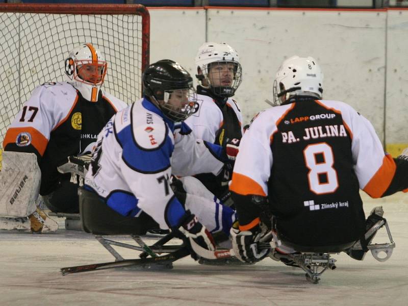 Ve Superfinále sledge hokejové ligy vyzval vítěz základní části Lapp Zlín (v černém) druhé Sharks Karlovy Vary.