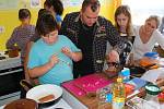 V pátek 21. října 2016 se ve školní kuchyňce otrokovické Základní školy Trávníky konalo jedno ze školních kol soutěže MasterChef po vzoru stejnojmenného televizního kulinářského klání.