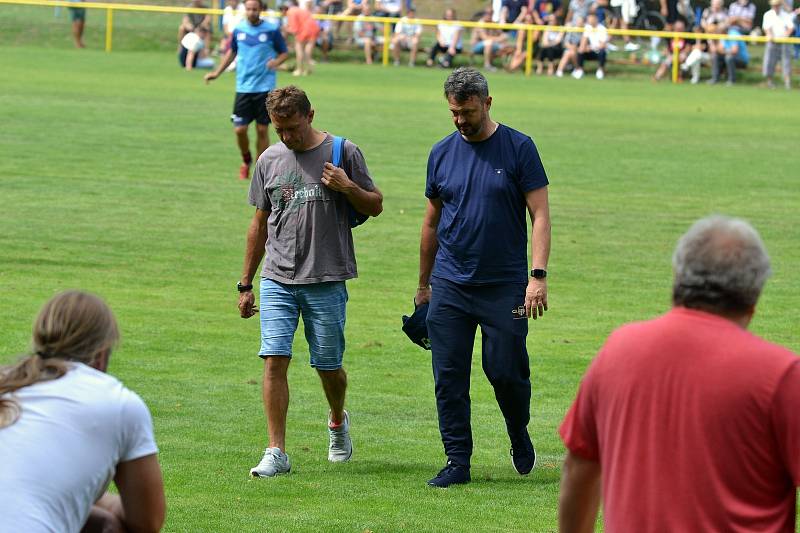 Fotbalisté Kvasic (v bílém) ve druhém kole krajského přeboru před početnou hodovou návštěvou porazili nováčka z Francovy Lhoty vysoko 5:0.