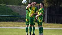 Fotbalisté Napajedel (v zeleném) v sobotu v rámci 20. kola krajského přeboru doma remizovali s Velkými Karlovicemi 1:1.