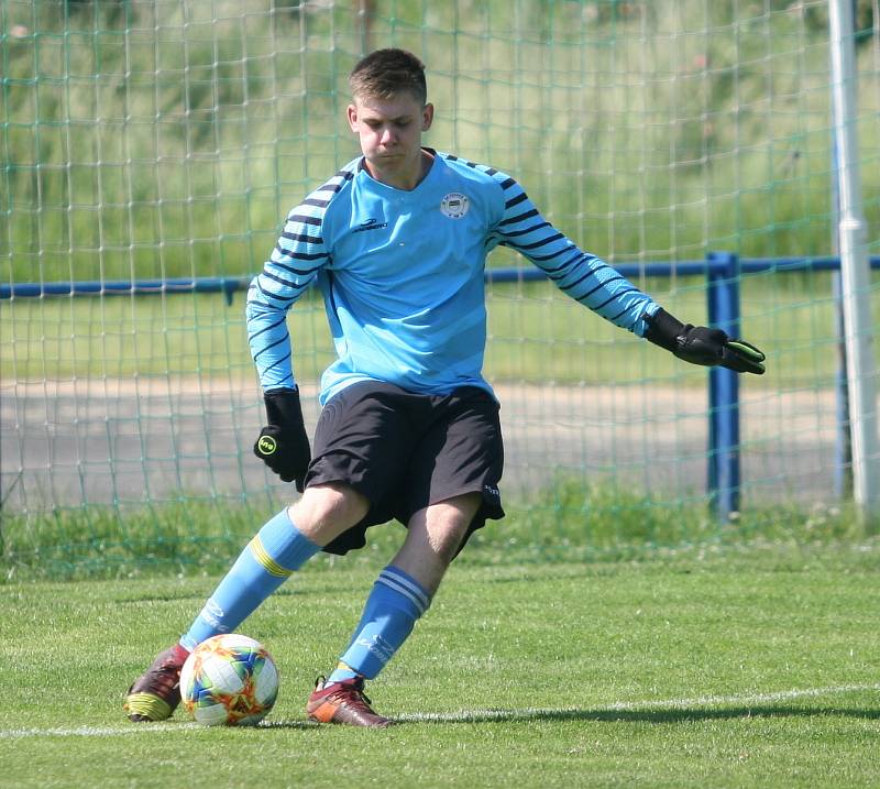 Fotbalisté Vizovic (v bílém) zaskočili v nedělním 24. kole domácí rezervu Fryštáku, kterou porazili 3:1.