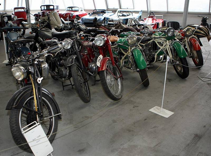 Snímek zachycuje unikátní soukromou sbírku automobilových a motocyklových veteránů bývalého závodníka a dnes prodejce vozů Aloise Samohýla.
