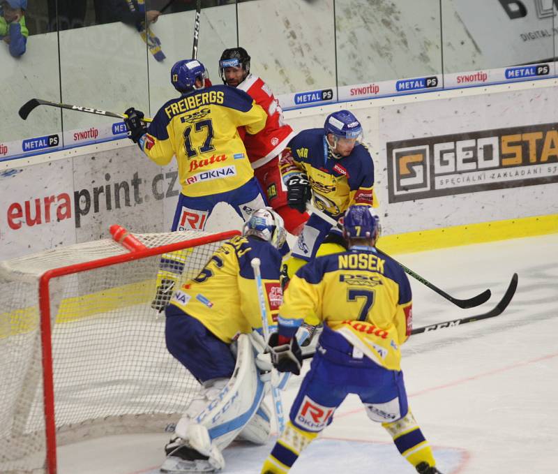 Extraligoví hokejisté Zlína (ve žlutém) ve 12. kole doma hostili Olomouc.
