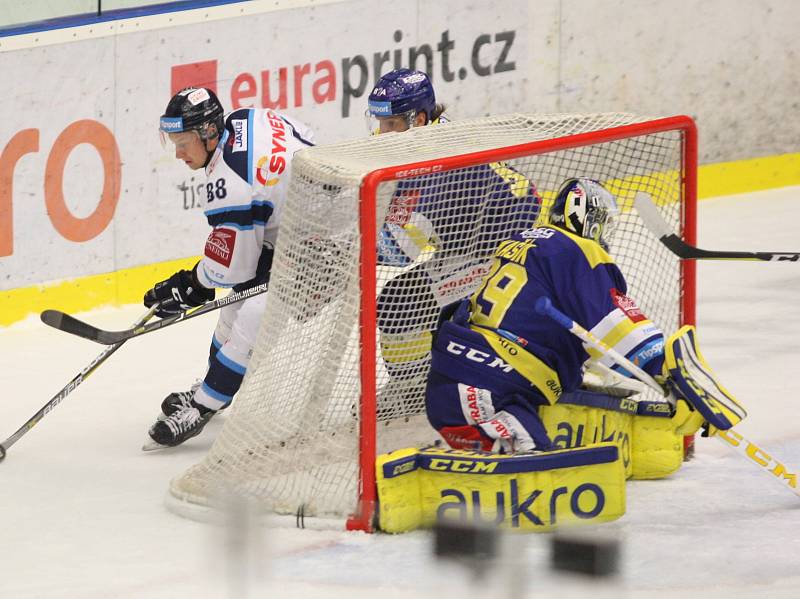 Zlínští hokejisté (v modrém) v 16. kole extraligy doma hostili Liberec.