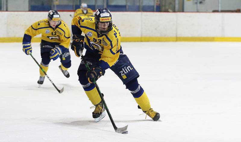 Junioři hokejových Beranů (žluté dresy) v 8. kole nadstavby prohráli s hradeckým Mountfieldem 3:5.