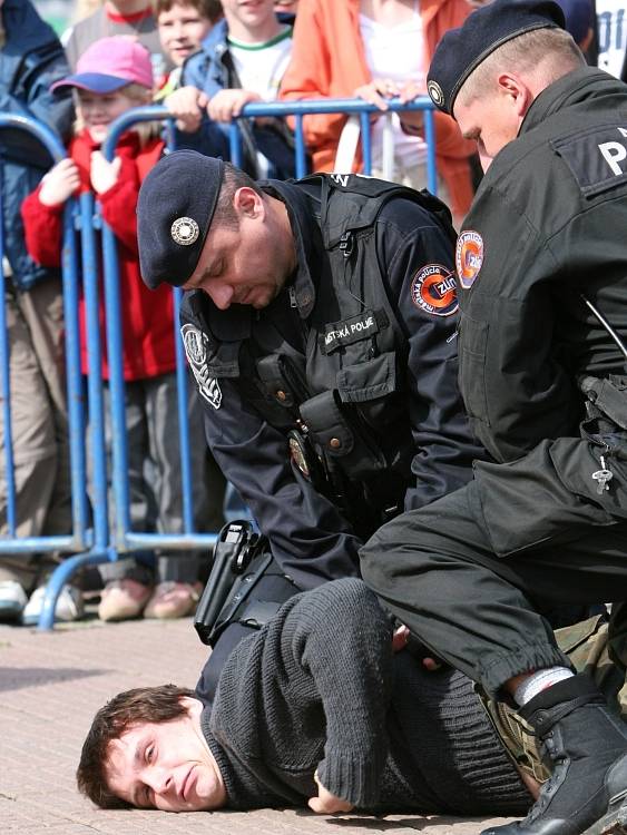 TAK NA NĚ! Kdo poruší zákon, ten tvrdě narazí, jako by říkali zlínští policisté ukázkou zadržení podezřelého. 