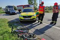 Cyklistka se u Tlumačova střetla s autem. Neměla přilbu, se zraněními skončila v krajské nemocnici T. Bati ve Zlíně.