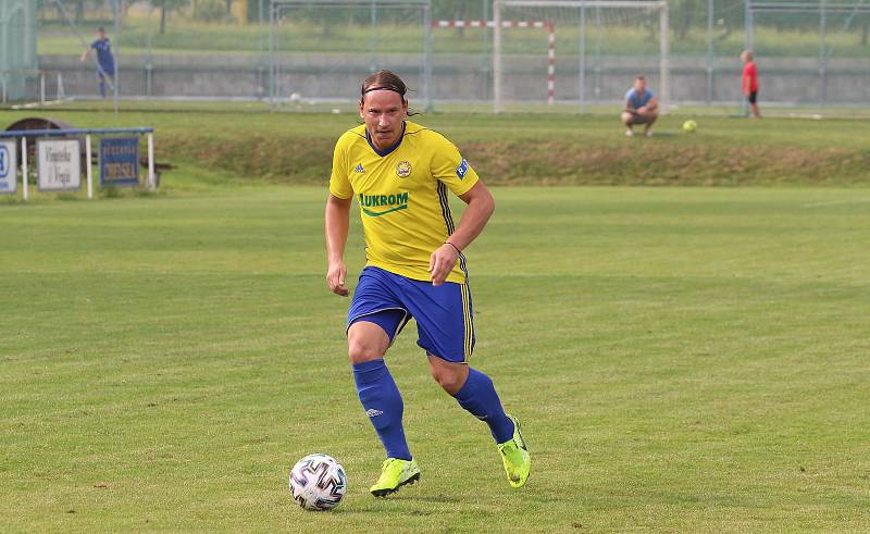 Fotbalisté Luhačovic (ve žlutých dresech) zvítězili na hřišti Sokola Veselá 4:3.