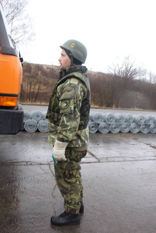 300 vojáků a policistů střeží a čistí Vrbětickou bezpečnostní zónu