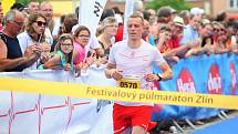 V sobotu se ve Zlíně uskutečnil třetí ročník festivalového půlmaratonu, který byl součástí doprovodného programu 58. Zlín Film Festivalu. Poprvé zvítězil český běžec Jiří Čípa, který překonal traťový rekord. Foto: Deník/Libor Kopl