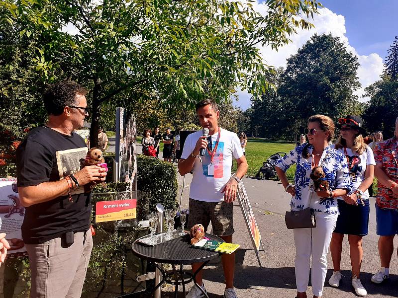 Ve zlínské zoo pokřtili v rámci 61. ročníku Zlín Film Festu Dana Morávková, Martin Dejdar a Roman Vojtek mláďata vydry obrovské. Dostala jména Vašík, Danuška a Janička.