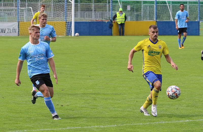 Fotbalisté Zlína B (žluté dresy) v 5. kole MSFL přehráli Znojmo 4:0. Foto: Jan Zahnaš