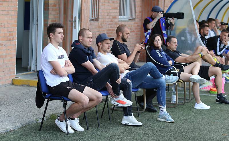 Fotbalisté Zlína (žluté dresy) zakončili letošní sezonu domácí remízou s Jabloncem 1:1.