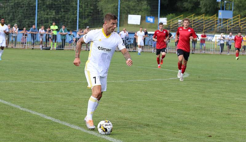 Fotbalisté Zlína (bílé dresy) ve středečním přípravném zápase přehráli druholigový Vyškov 3:0.