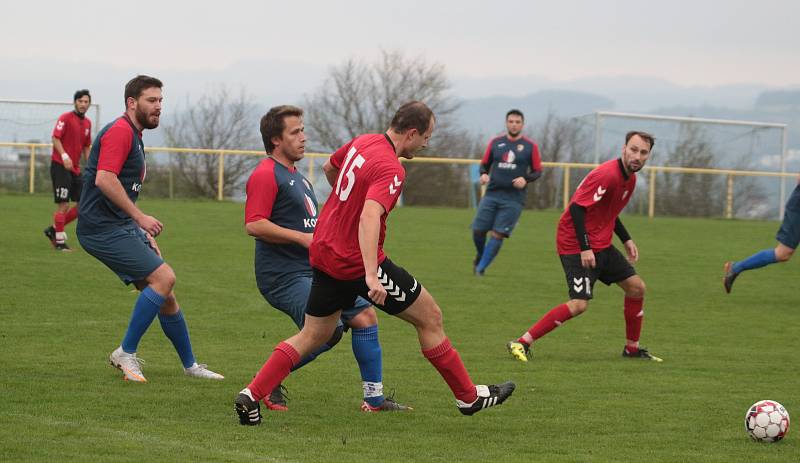 Fotbalisté Příluk (v červených dresech) v příští sezoně budou nastupovat v I.B. třídě valašské skupiny "A". Situaci více přiblížil sekretář klubu Jaroslav Brabec. 