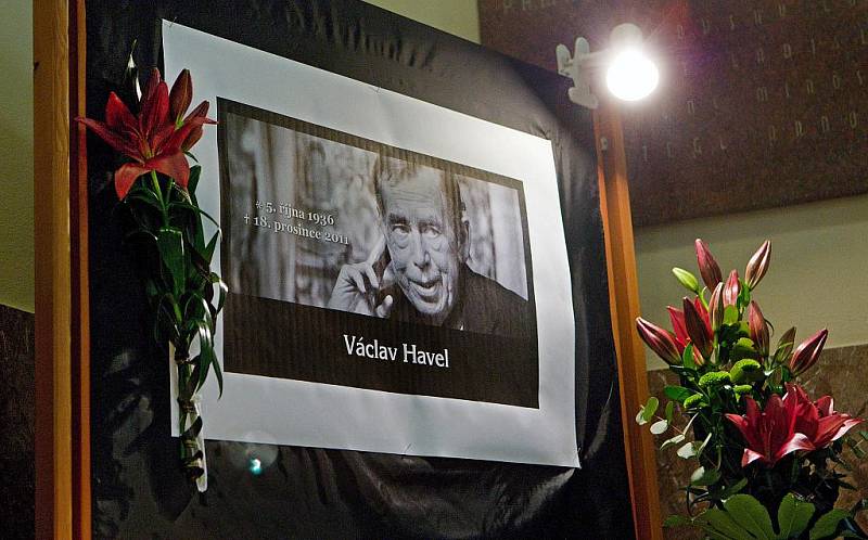 Obyvatelé Zlína si v pondělí 19. prosince připoměnli památku zesnulého prvního polistopadového prezidenta Václava Havla na zlínské radnici, kde podepisovali kondoleční knihu.