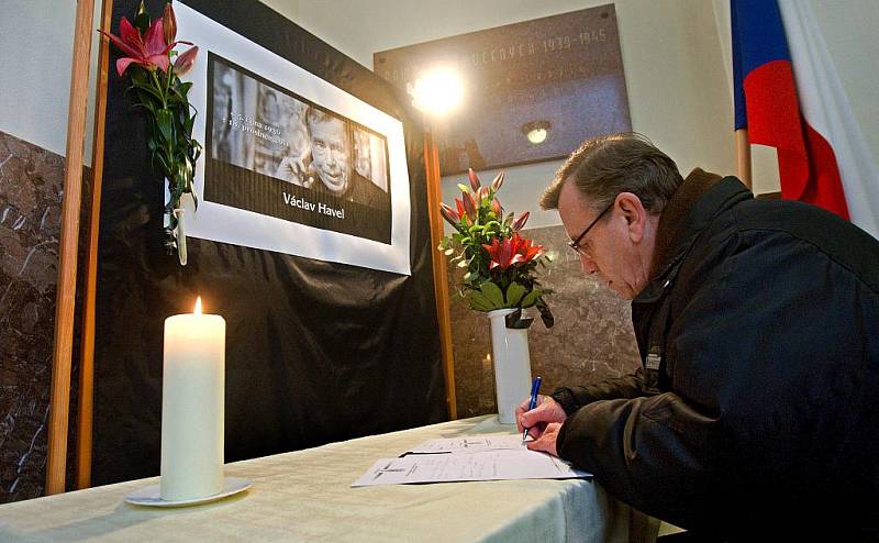 Obyvatelé Zlína si v pondělí 19. prosince připoměnli památku zesnulého prvního polistopadového prezidenta Václava Havla na zlínské radnici, kde podepisovali kondoleční knihu.