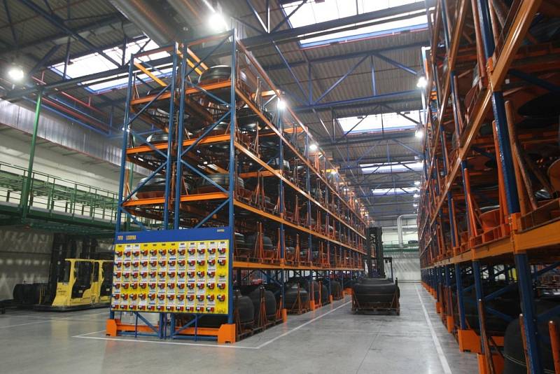 Slavnostní otevření tovární haly na výrobu zemědělských pneumatik MITAS v Otrokovicích.