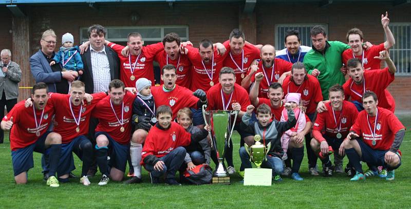 Fotbalisté Provodova (v modrém, při vyhlášení v červeném) pošesté ve své historii ve středu 3. května ovládli krajský pohár, když ve finále na zlínské Letné porazili účastníka I. A třídy Koryčany 2:1 dvěma góly Ulmana.