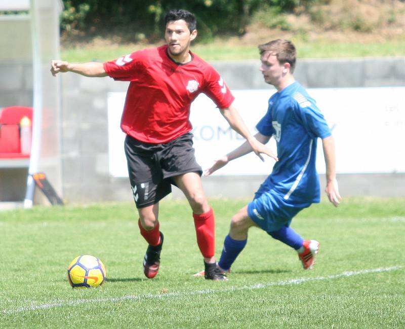 Fotbalisté Příluk (v červeném) doma ve 25. kole I. B třídy skupiny A nakonec porazili 2:1 rezervu Slavičína.