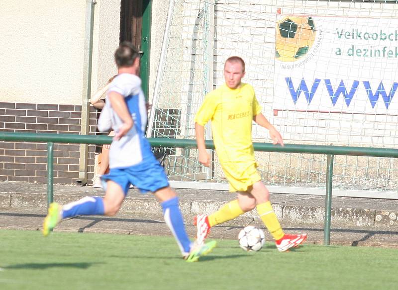 Fotbalisté Napajedel (v bílém) v sobotním 3. hraném kole krajského přeboru doma porazili Nedašov 2:0.