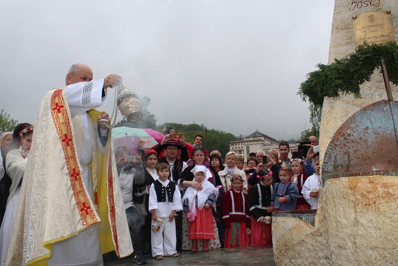 Žehnání pramenům. „Jde o děkovnou modlitbu, že v tomto kraji, našem městě i farnosti jsou léčivé prameny,“ vysvětlil farář Hubert Wojcik.