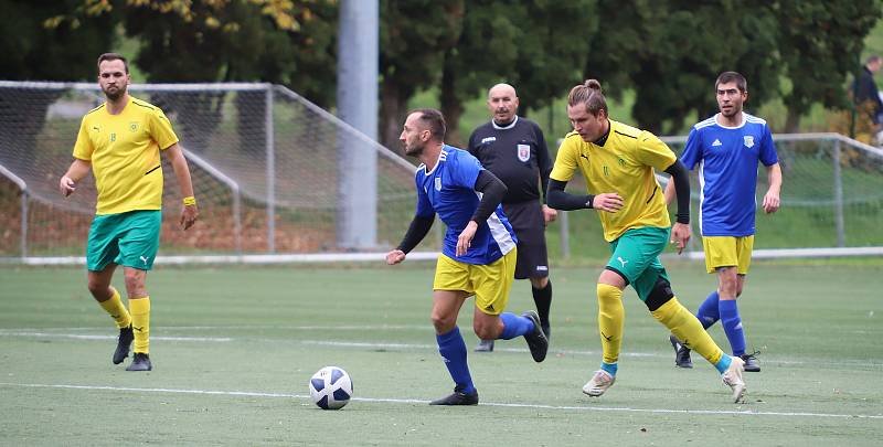 Fotbalisté Hvozdné (žluté dresy) zvítězili na hřišti Pasek 2:0, dotáhli se na lídra ze Štípy.