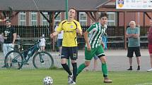 Fotbalisté Újezdu (ve žlutých dresech) zdolali Vysoké Pole 4:2 a před letní pauzou zůstali v čele Ligy4.