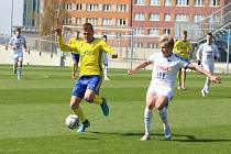 Fotbalisté Zlína B (žluté dresy) zvítězili ve 24. kole MSFL na Bazalech s domácí rezervou Baníku Ostrava 3:0.