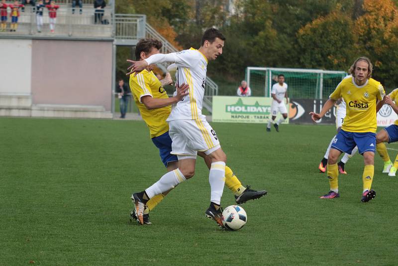 Fotbalisté Zlína (v bílých dresech) potvrdili ve 3. kole MOL Cupu roli favorita, když na hřišti třetiligového Písku zvítězili 2:0 a postoupili do osmifinále  celostátního poháru. Foto: Jan Zahnaš